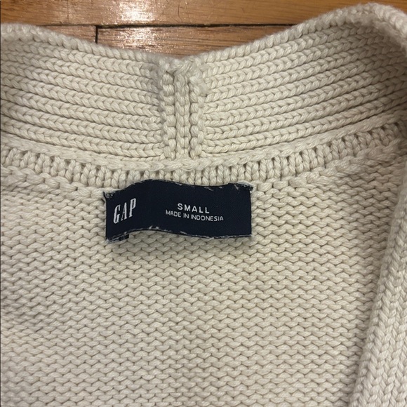 GAP Cotton Crop V-Neck Cardigan Sweater - Picture 3 of 9